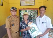 Pemdes Mendis Salurkan Beras Bantuan Dari Kemensos Bulan November Kepada Masyarakat Kurang Mampu