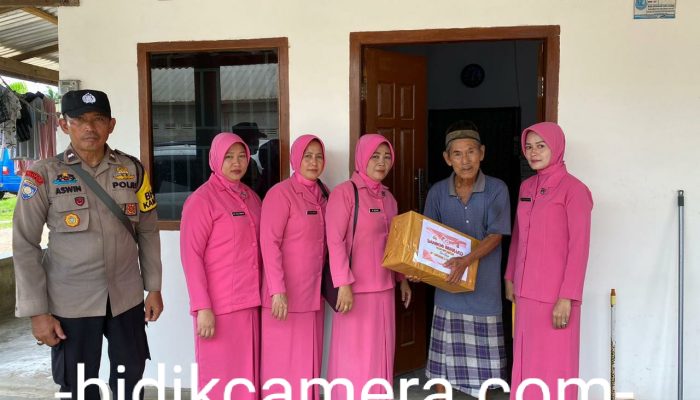 Bayangkari Polsek Ranting Keluang bagikan bansos,jelang HUT Bhayangkara ke – 78