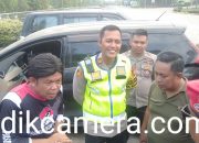 Kapolsek Babat Toman bubarkan massa didepan PT Pinago Utama Tbk,yang berunjukrasa hingga Sore.