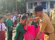 Pemdes Ulak Teberau Berikan Hadiah Bagi Siswa Berprestasi Dalam Hut RI ke 79 Tahun