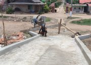 Pemdes Karang Makmur Bangun Jembatan Cor Beton Di Dusun 002 RT 1A Dan 1B 