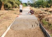 Pemdes Agung Jaya Melaksanakan Pembangunan Jalan Cor Beton