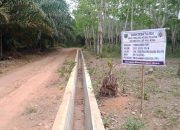 Pemdes TAS Bangun Bangun Parit Menggunakan Dana Desa Tahun 2024