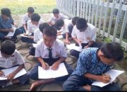 “Miris!!” 50 Siswa SMP Di Muba Belajar Di Teras Dan Halaman Sekolah Karena Kelasnya Ambruk