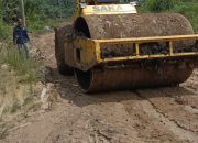 PT. SBL Bantu Pengerasan Jalan Penghubung Desa Pulai Gading