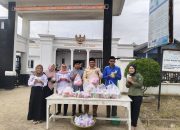 Kades Berlian Makmur Dan Perangkatnya Bagikan Takjil Pada Masyarakat