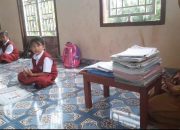 Akibat Kegiatan Seismik Siswa SD Negeri 4 Pangkalan Jaya Belajar Di Ruang Musholah