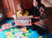 Pemdes Rako Bagikan BLT-DD Kondisi Desa Sedang Terendam Banjir