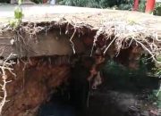 Anak-anak Sekolah Kesulitan Akses Akibat Oprit Jembatan Jebol