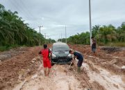 Pemdes Dan Masyarakat Desa Tunggulang Jaya Gotong Royong Perbaiki Jalan