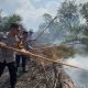 Kapolsek Keluang Dan Kanit Binmas Dibantu Masyarakat Atasi Karhutla